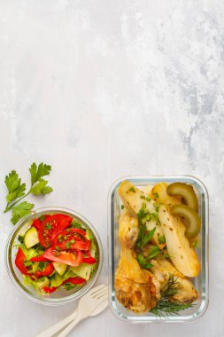 Sağlıklı yemek hazırlık kapları ile pişmiş tavuk, patates ve sebze salatası ek yükü kopya alanı ile vurdu