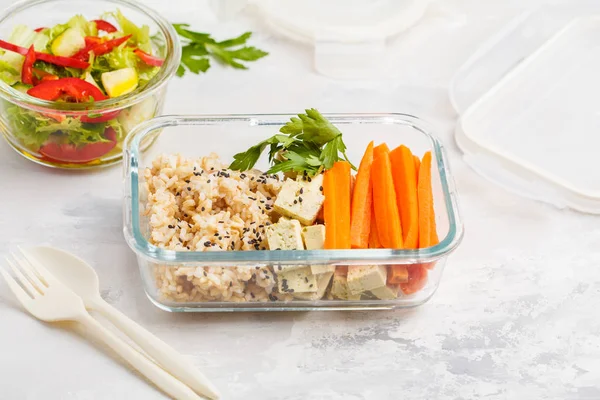 Sağlıklı yemek kapları ile kahverengi pirinç, soya peyniri ve sebze salatası yükü kopya alanı ile atış hazırlayın. Sağlıklı vegan gıda kavramı.