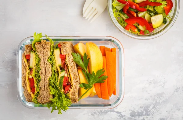 Sağlıklı yemek hazırlayın cam kaplar peynirli sebze sandviç ve sebze salatası yükü kopya alanı ile vurdu