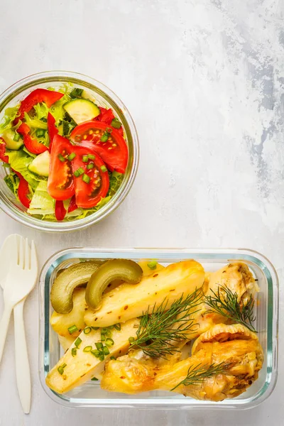 Sağlıklı yemek hazırlık kapları ile pişmiş tavuk, patates ve sebze salatası ek yükü kopya alanı ile vurdu