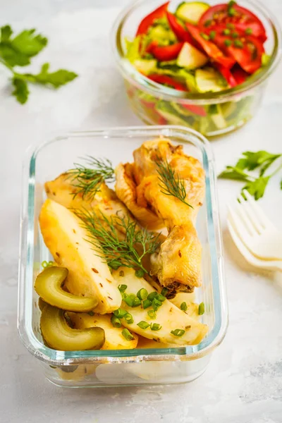 Sağlıklı yemek hazırlık kapları ile pişmiş tavuk, patates ve sebze salatası ek yükü kopya alanı ile vurdu