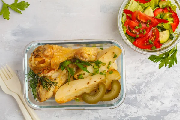 Sağlıklı yemek hazırlık kapları ile pişmiş tavuk, patates ve sebze salatası ek yükü kopya alanı ile vurdu