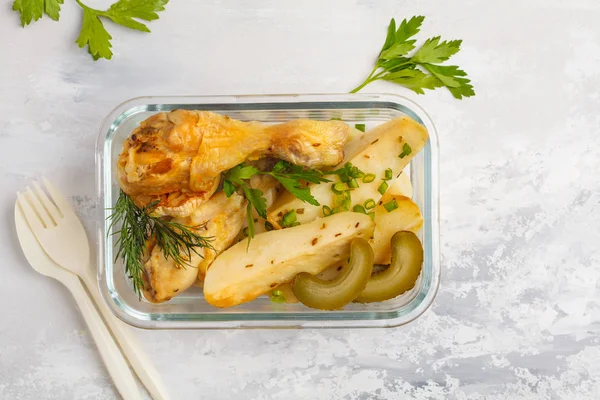 Sağlıklı yemek kapları ile Fırında tavuk ve patates ek yükü kopya alanı ile atış hazırlayın