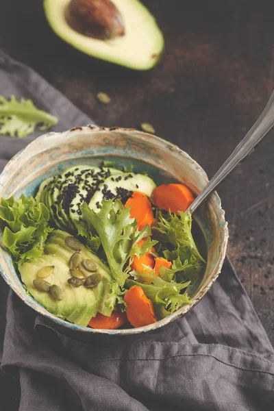 Salada Vegan Tigela Arco Íris Com Batata Doce Assada Abacate — Fotografia de Stock