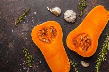 RAW biberiye, kekik ve sarımsak ile kabak batternat üstten görünüm, karanlık bir arka plan kesme..