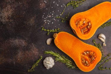 RAW biberiye, kekik ve sarımsak ile kabak batternat üstten görünüm, karanlık bir arka plan kesme..