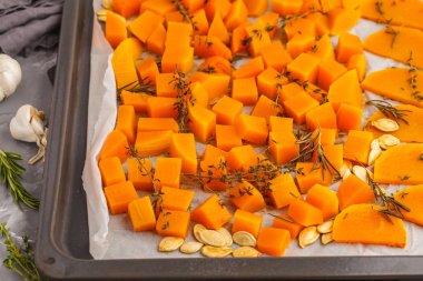 Otlar ve sarımsak bir fırın tepsisine ile kabak pişmiş. Sağlıklı vegan gıda kavramı.