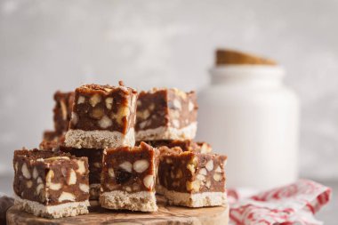 Çiğ vegan tatlı ile fındık ve tarihleri. Sağlıklı yaşam tarzı ve çiğ vegan tatlı kavramı