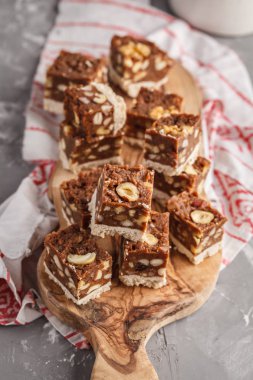 Çiğ vegan tatlı ile fındık ve tarihleri. Sağlıklı yaşam tarzı ve çiğ vegan tatlı kavramı