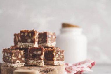 Çiğ vegan tatlı ile fındık ve tarihleri. Sağlıklı yaşam tarzı ve çiğ vegan tatlı kavramı