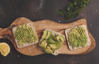 Avokado tost gevrek pirinç ekmek, Sandviçler Guakamole, üstten görünüm, kopya alanı ile. Superfood ve temiz yemek kavramı.