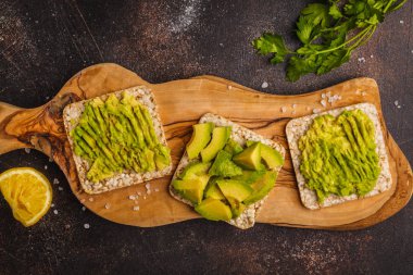 Avokado tost gevrek pirinç ekmek, Sandviçler Guakamole, üstten görünüm, kopya alanı ile. Sağlıklı vegan gıda kavramı.