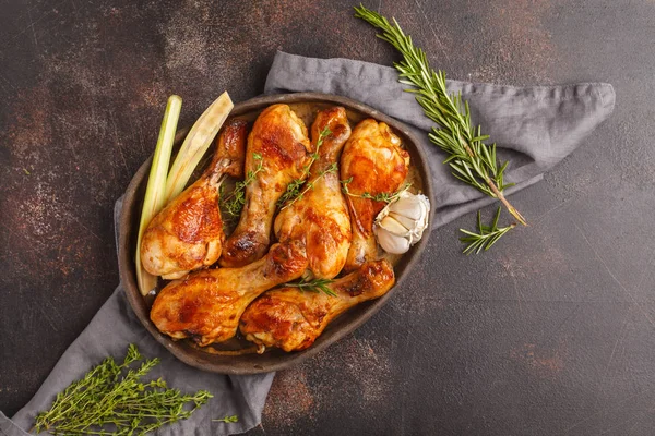 Kaki Ayam Pedas Panggang Yang Dipanggang Dengan Bawang Putih Rosemary — Stok Foto