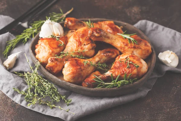 Grilled Spicy Chicken Legs Baked Garlic Rosemary Thyme Dark Dish — Stock Photo, Image