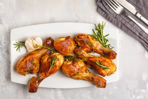 Kaki Ayam Pedas Panggang Yang Dipanggang Dengan Bawang Putih Rosemary — Stok Foto