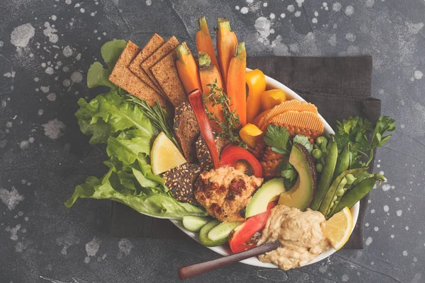 素食阿拉伯语蘸鹰嘴豆泥与蔬菜和不同的零食在白色板上的黑暗背景 健康素食概念 — 图库照片