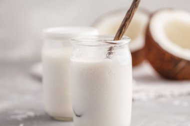Ev yapımı Hindistan cevizi yoğurt masada bir cam kavanoza. Sağlıklı vegan gıda kavramı.