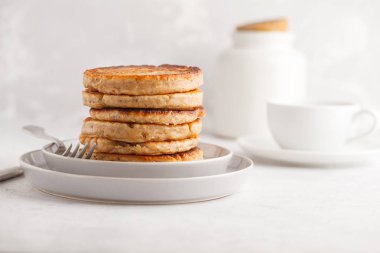 Vegan krep chia tohum beyaz tabak, beyaz arka plan ile. Sağlıklı vegan gıda kavramı.