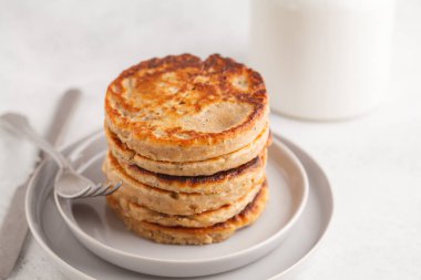 Vegan krep chia tohum beyaz tabak, beyaz arka plan ile. Sağlıklı vegan gıda kavramı.