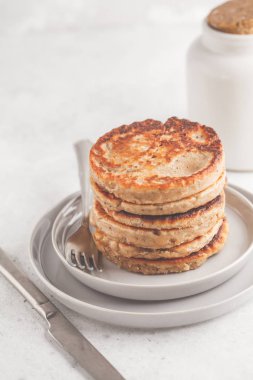 Vegan krep chia tohum beyaz tabak, beyaz arka plan ile. Sağlıklı vegan gıda kavramı.