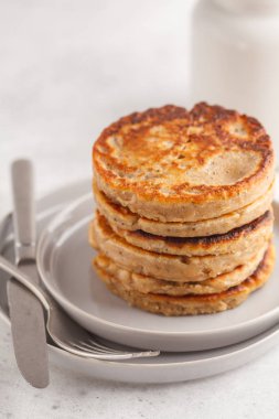 Vegan krep chia tohum beyaz tabak, beyaz arka plan ile. Sağlıklı vegan gıda kavramı.