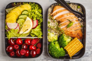 Sağlıklı yemek kapları ile meyve, çilek, pilav ve sebze ızgara tavuk ile hazırlayın. Paket servisi olan restoran gıda beyaz arka planda, üstten görünüm