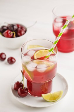 Vişne suyu buz ve bir cam kabı, açık renkli kireç. Yaz içecekler kavramı.
