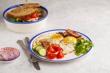 Pastırma ve bir sandviç et, sebze ve peynir ile kızarmış yumurta. Lezzetli kahvaltı.