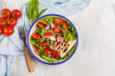 Keçi peyniri beyaz peynir, domates, kırmızı soğan ile parlak yaz salatası ve balsamik beyaz bir arka planda üstten görünüm