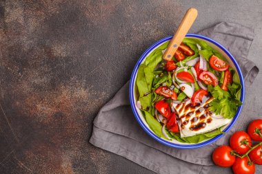 Keçi peyniri beyaz peynir, domates, kırmızı soğan ile parlak yaz salatası ve balsamik karanlık bir arka planda üstten görünüm