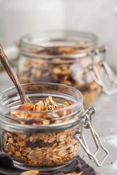 Ev yapımı yulaf granola cam ile yoğurt kavanozları. Sağlıklı gıda kavramı.