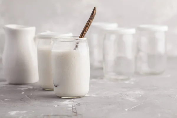 Preparazione Yogurt Fatto Casa Barattolo Vetro Sul Tavolo Concetto Cibo — Foto Stock