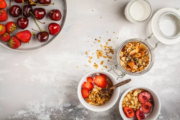 Ev yapımı granola yoğurt ve meyveleri küçük beyaz kase, üstten görünüm, kopya alanı ile. Sağlıklı gıda kavramı.