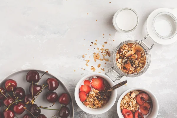 Ev yapımı granola yoğurt ve meyveleri küçük beyaz kase, üstten görünüm, kopya alanı ile. Sağlıklı gıda kavramı.