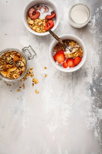 Ev yapımı granola yoğurt ve meyveleri küçük beyaz kase, üstten görünüm, kopya alanı ile. Sağlıklı gıda kavramı.