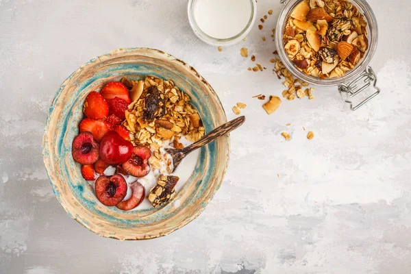 Ev yapımı granola Hindistan cevizi yoğurt ve çilek, üstten görünüm, kopya alanı ile. Sağlıklı gıda kavramı.