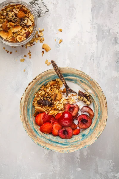 Ev yapımı granola Hindistan cevizi yoğurt ve çilek, üstten görünüm, kopya alanı ile. Sağlıklı gıda kavramı.