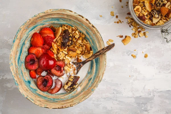 Ev yapımı granola Hindistan cevizi yoğurt ve çilek, üstten görünüm, kopya alanı ile. Sağlıklı gıda kavramı.