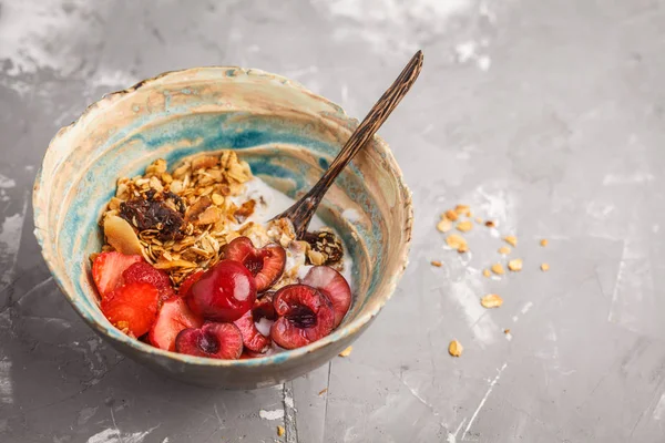 Ev yapımı granola Hindistan cevizi yoğurt ve çilek ile. Sağlıklı gıda kavramı.
