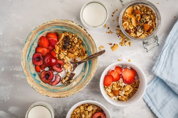 Ev yapımı granola Hindistan cevizi yoğurt ve çilek, üstten görünüm, kopya alanı ile. Sağlıklı gıda kavramı.