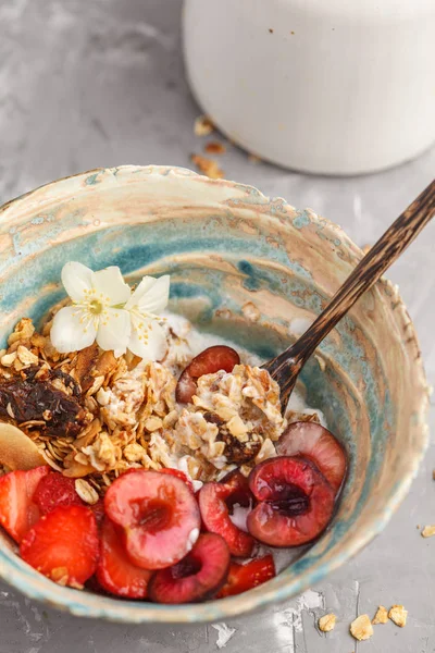 Ev yapımı granola Hindistan cevizi yoğurt ve çilek ile. Sağlıklı gıda kavramı.
