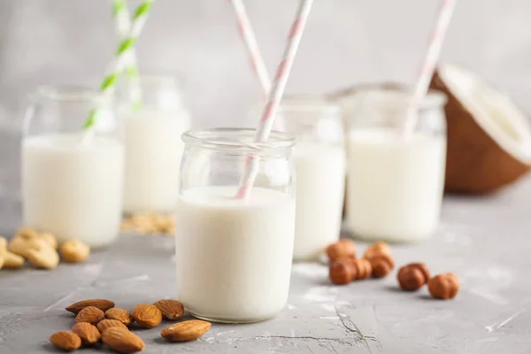 Latte Vegano Alternativo Alle Noci Bottiglie Vetro Fondo Grigio Concetto — Foto Stock
