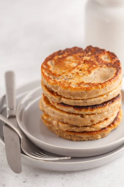 Vegan krep chia tohum beyaz tabak, beyaz arka plan ile. Sağlıklı vegan gıda kavramı.