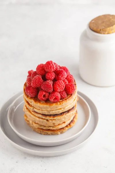 Vegane Pfannkuchen Mit Himbeeren Und Chiasamen Auf Weißem Teller Weißem — Stockfoto