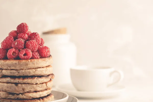 Vegane Pfannkuchen Mit Himbeeren Und Chiasamen Auf Weißem Teller Weißem — Stockfoto