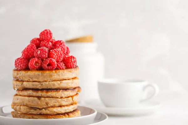 Vegane Pfannkuchen Mit Himbeeren Und Chiasamen Auf Weißem Teller Weißem — Stockfoto