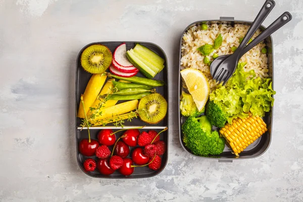 健康的な食事準備容器玄米 ブロッコリー 果物し 果実をコピー スペース 白い背景 トップ ビューでオーバー ヘッド ショット — ストック写真