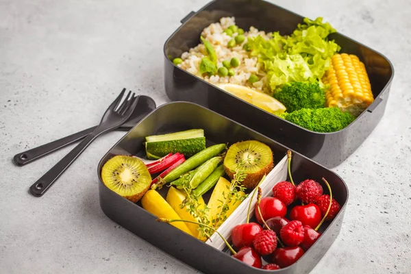 Gefäße Für Gesunde Mahlzeiten Mit Braunem Reis Brokkoli Gemüse Obst — Stockfoto