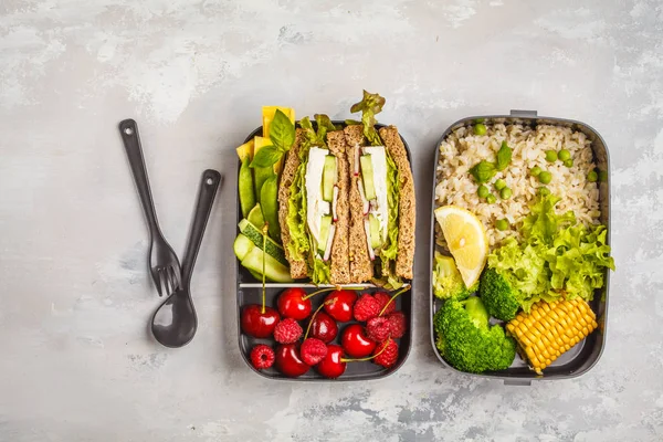 健康的な食事は 野菜とフェタチーズ サンドイッチ容器を準備します ヘルシーなベジタリアン料理のコンセプトです テイクアウト食品 — ストック写真