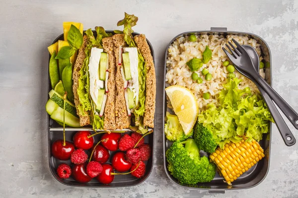 Gefäße Für Gesunde Mahlzeiten Mit Feta Sandwich Mit Früchten Beeren — Stockfoto